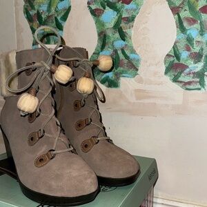 COPY - BRAND NEW WINTER BOOTS NEVER WORN PLS BUYYYY